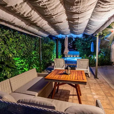 1 Bedroom Awesome In *